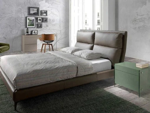 Cama Com Estrutura De Madeira De Pinho Estofada Em Couro Ecologico 7014